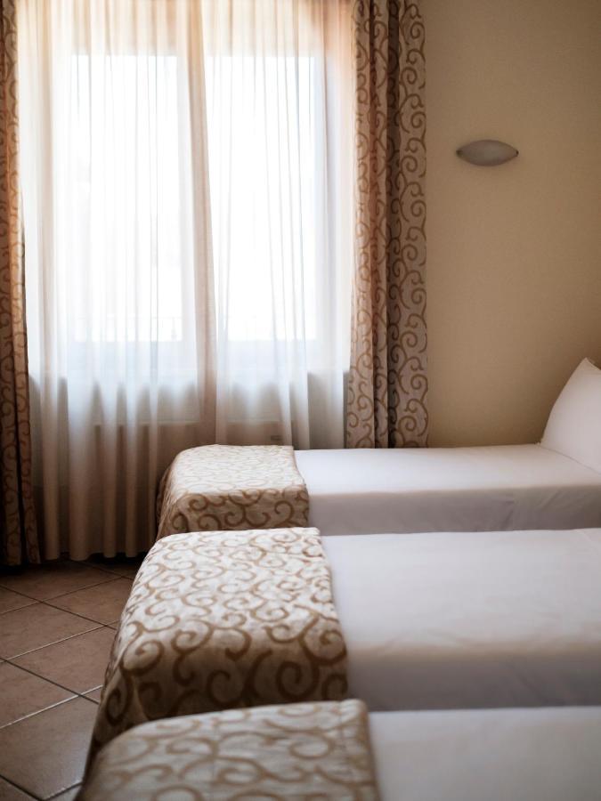 Hotel Lory フォルリ エクステリア 写真