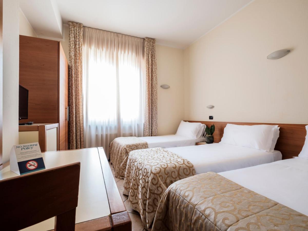 Hotel Lory フォルリ エクステリア 写真