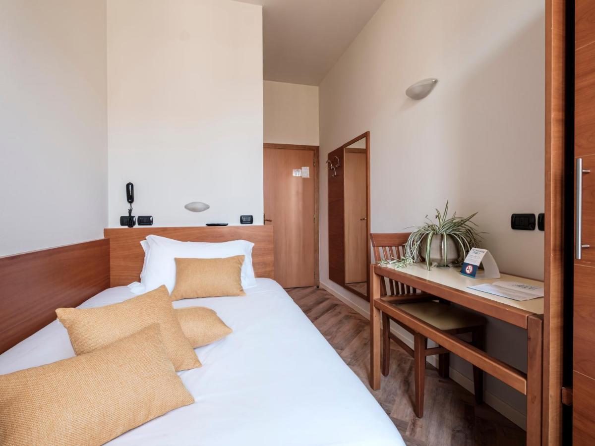 Hotel Lory フォルリ エクステリア 写真