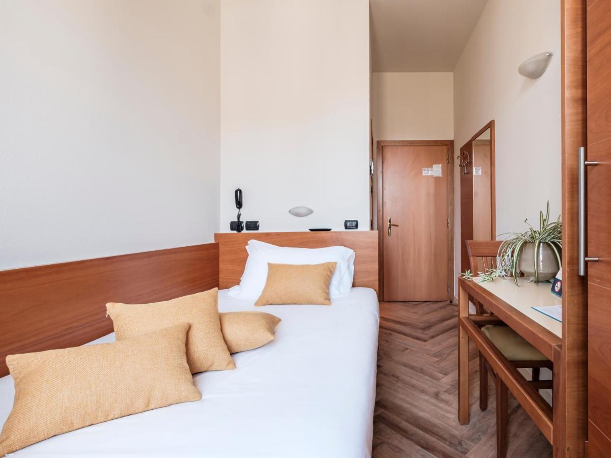 Hotel Lory フォルリ エクステリア 写真