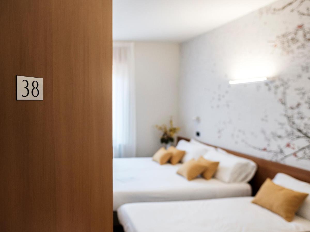 Hotel Lory フォルリ エクステリア 写真