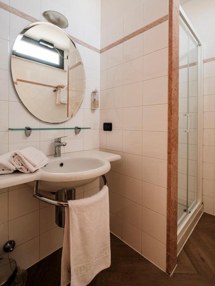 Hotel Lory フォルリ エクステリア 写真